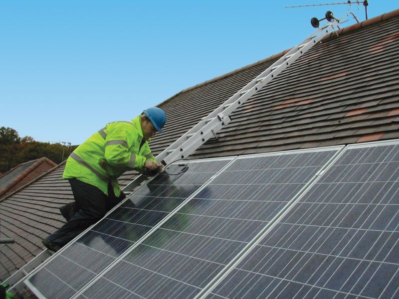 Installazione di pannelli fotovoltaici sui tetti 