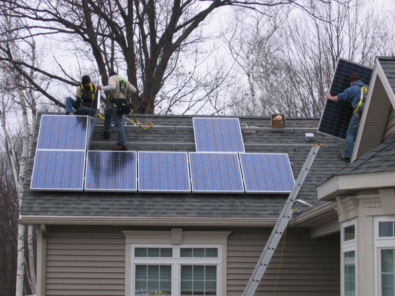 Installazione di un impianto fotovoltaico sul tetto di una casa