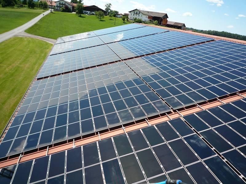 Pannelli fotovoltaici in un prato vicino ad un centro abitato