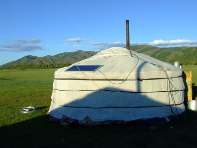 Circa il 70 % dei pastori nomadi mongoli sono stati dotati dal governo di sistemi solari portatili per auto-prodursi l'energia elettrica
