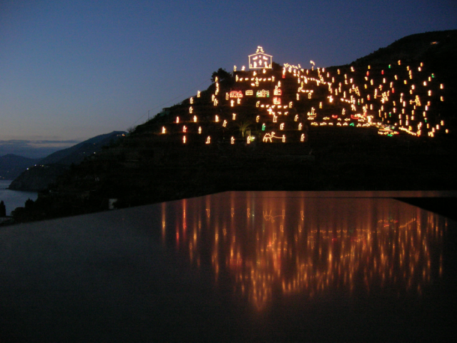 Una panoramica del presepe allestito da Mario Andreoli da 52 anni nel Parco delle Cinque Terre