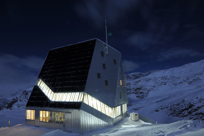 Il Neue Monte Rosa Hutte è stato inaugurato nella primavera 2010, sul ghiacciaio di Gornergrat, nelle alpi svizzere 