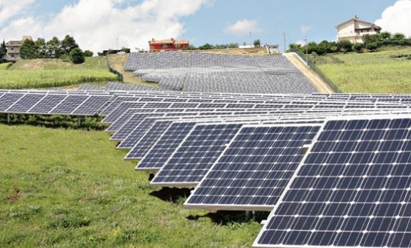 Numerose aziende stanno investenti sul fotovoltaico in Sardegna, non senza polemiche da parte di cittadini e amministratori locali