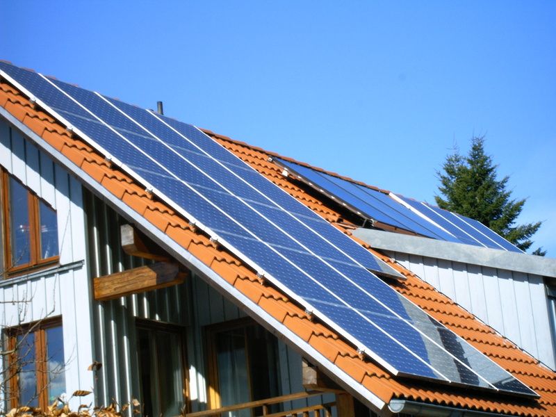 Un tetto fotovoltaico montato su un edificio