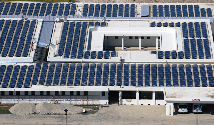 Parte dei 1800 pannelli fotovoltaici che coprono l'Hôpital Universitaire di Mirebalais a 50 Km da Port-au-Prince