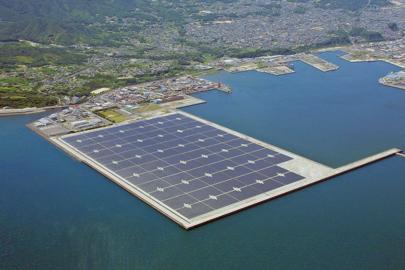 Il mega-impianto fotovoltaico di Kyocera, nella parte meridionale dell'isola di Kagoshima, in Giappone
