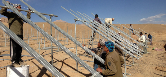 Un'immagine dei lavori di realizzazione dell'impianto off grid nella valle del Bamiyan