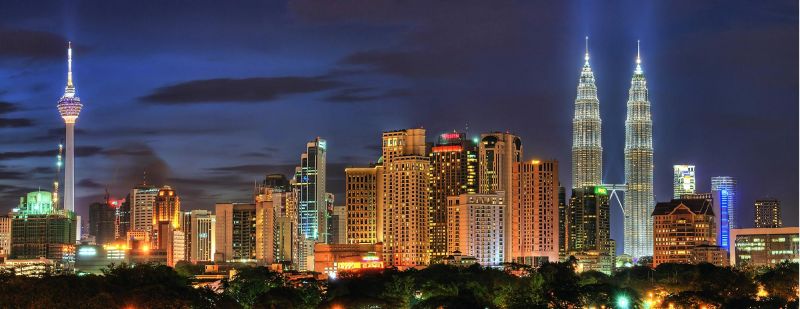 Una veduta notturna del panorama di Kuala Lumpur