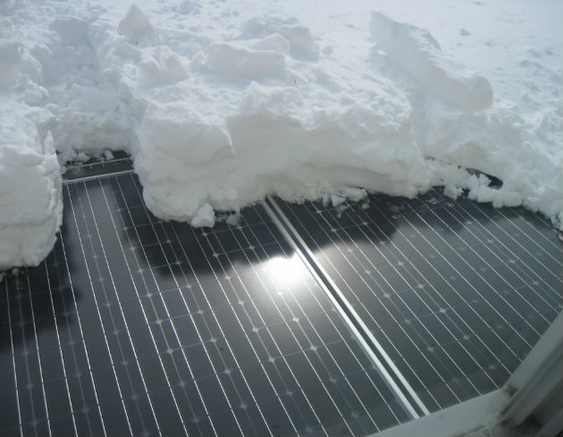 Pannelli fotovoltaici coperti di neve