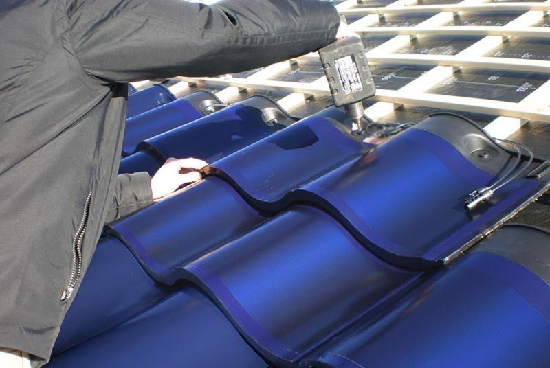 manutenzione delle tegole fotovoltaiche blu