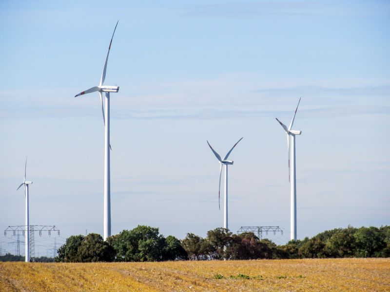 Turbine eoliche in aperta campagna