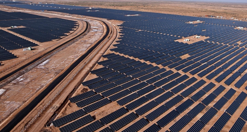 Parco fotovoltaico costruito in Gujarat, in India