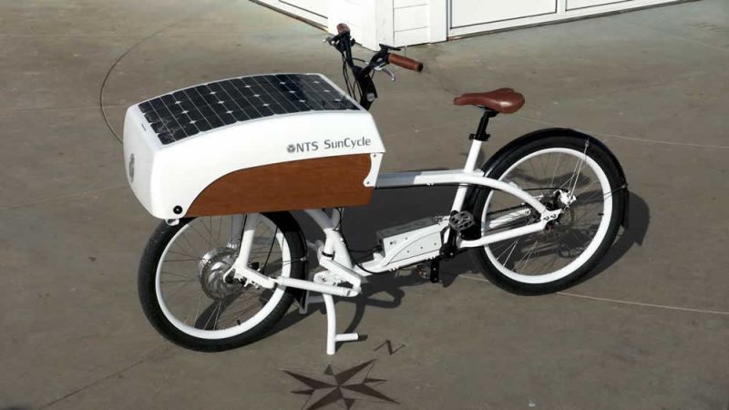 La NTS Suncycle è dotata di un pannello fotovoltaico da 60 W sul coperchio della cassa di carico