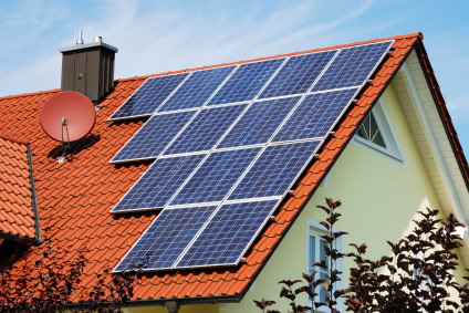 Una famiglia che decidere di installare il fotovoltaico nella propria abitazione aiuta la comunità e l'ambiente