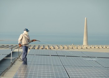 La pulizia manuale dei pannelli solari