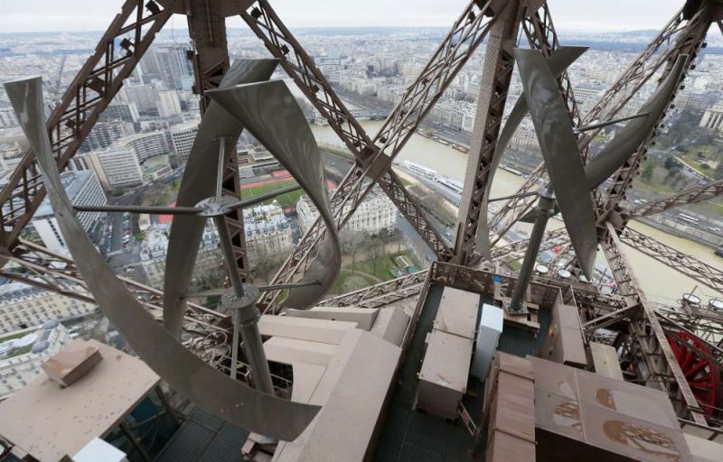 Aerogeneratori eolici ad asse verticale istallati sulla Tour Eiffel