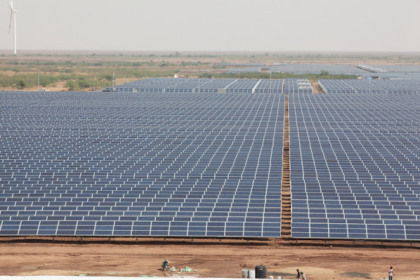 Gujarat solar park: istallazione di pannelli fotovoltaici per solar farm, in India.