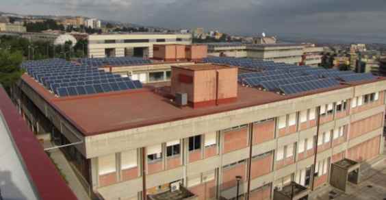 Pannelli solari sopra i tetti dell'Università di Catania