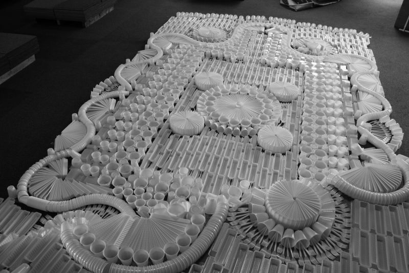 Mosaico i cui singoli frammenti si identificano in oggetti di plastica di uso quotidiano