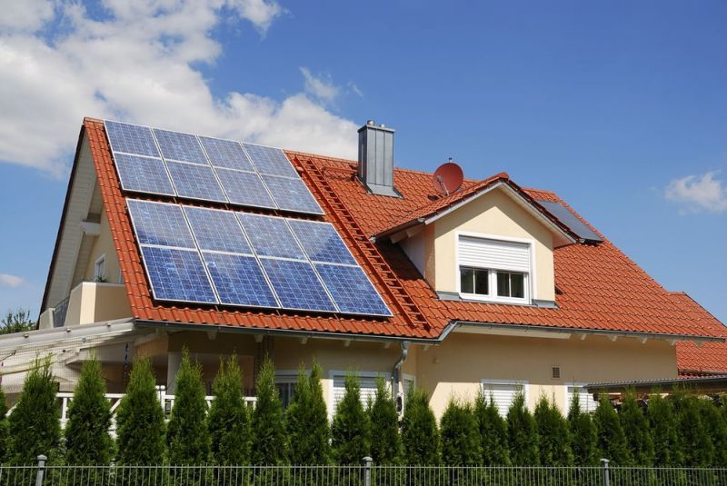 (impianto fotovoltaico su tetto di un abitazione privata)