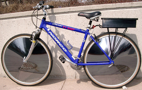 Modello di bici solare Pannelli fotovoltaici installati sulle ruote della bici