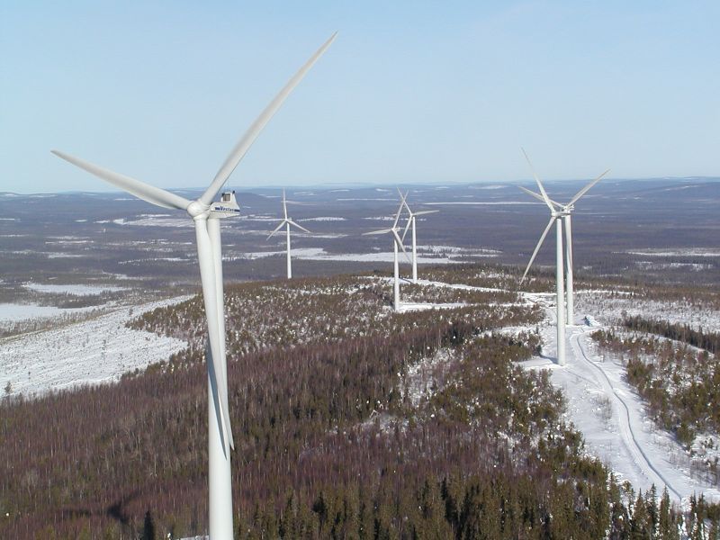 Impianti eolici installati in un grande parco dal clima nettamente nord europeo