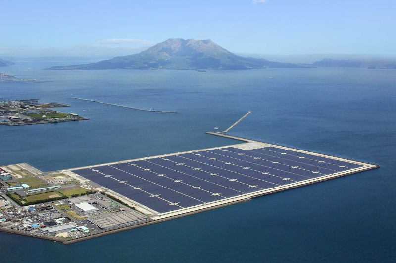 Il mega-impianto solare di Kagoshima, con alle spalle il vulcano Sakurajima, è il più grande del paese