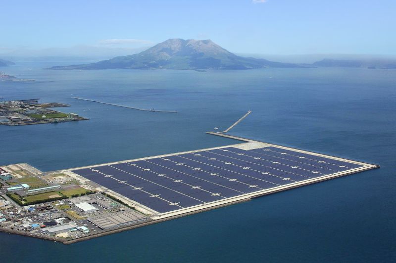 Il mega-impianto solare di Kagoshima, con alle spalle il vulcano Sakurajima, &egrave; il pi&ugrave; grande del paese