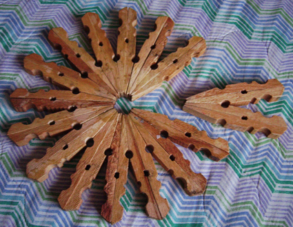 Mollette di legno incollate per formare un centrotavola portacandele