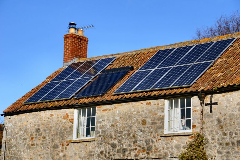 Pannelli fotovoltaici sul tetto di una casa