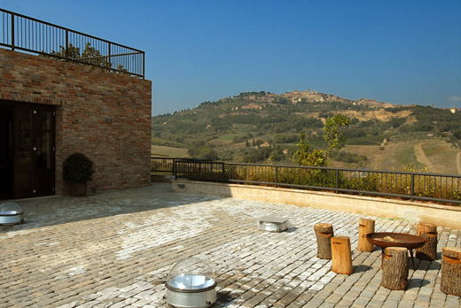 Esterno della nuova cantina dell'azienda agricola Salcheto