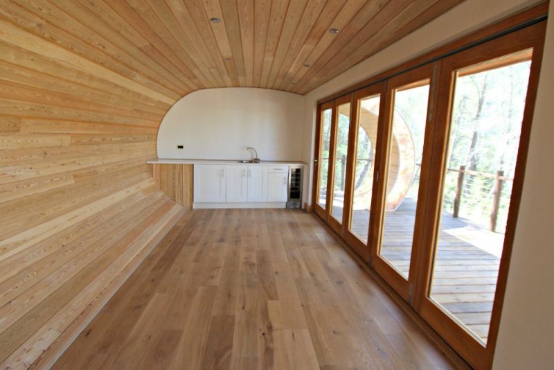 Interno della Fibonacci Tree House con ben visibile l'angolo cottura
