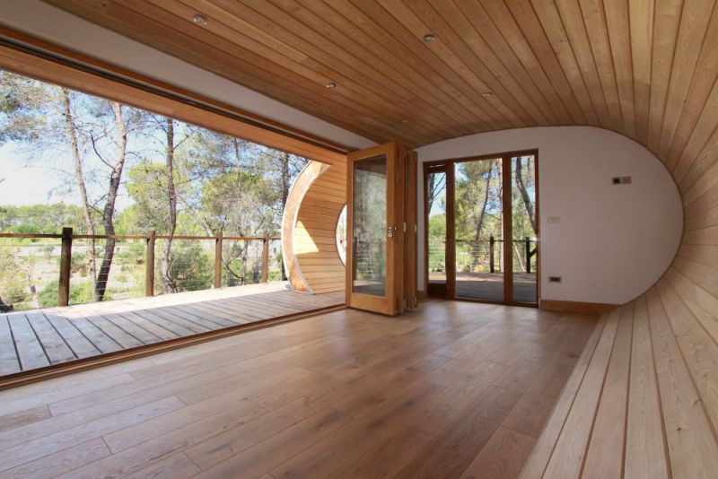 Interno luminoso della Fibonacci Tree House