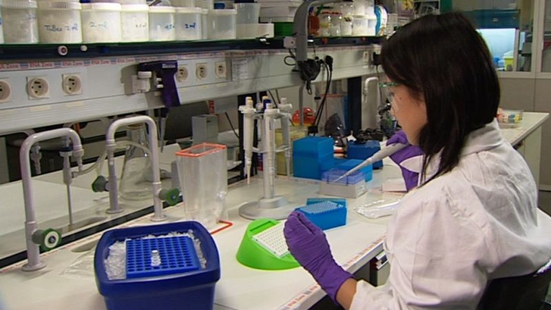 Un ricercatore in laboratorio