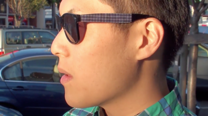 Gli occhiali da sole fotovoltaici indossati da uno degli studenti