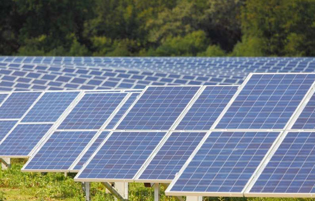 Parco fotovoltaico in un campo