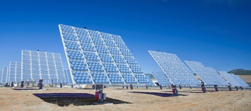 Pannelli fotovoltaici in un campo deserto