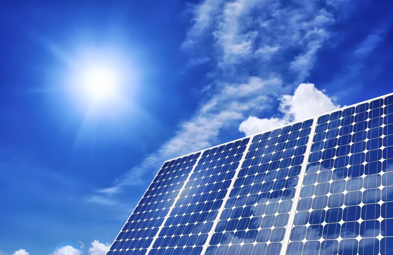 Pannello solare sotto il sole