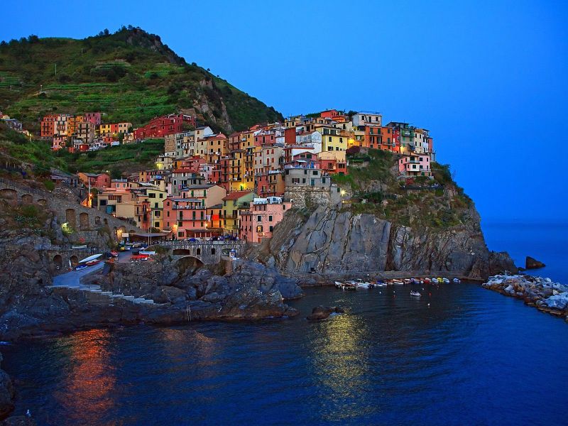 Cinque Terre, Manarola Il centro abitato di Manarola, nel cui comune si allestisce ogni anno il celebre presepe fotovoltaico