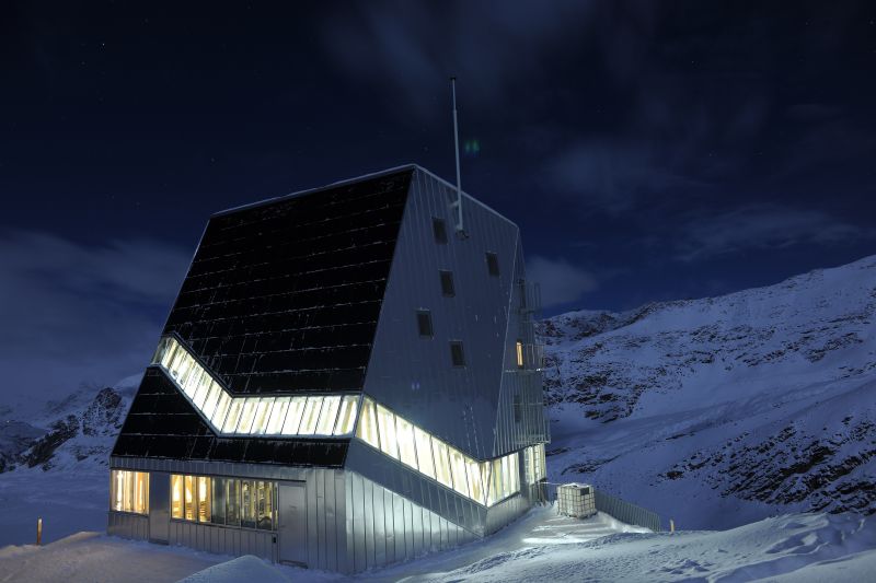 Il Neue Monte Rosa Hutte &egrave; stato inaugurato nella primavera 2010, sul ghiacciaio di Gornergrat, nelle alpi svizzere 