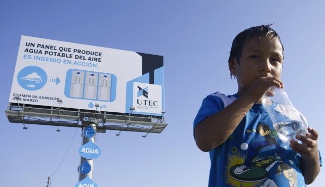 Il cartellone installato a Lima converte l'umidità in acqua da bere
