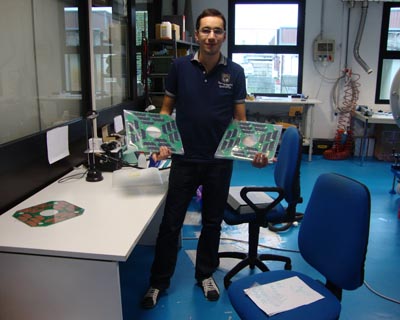 Il ricercatore Gregucci con in mano i prototipi di pannello