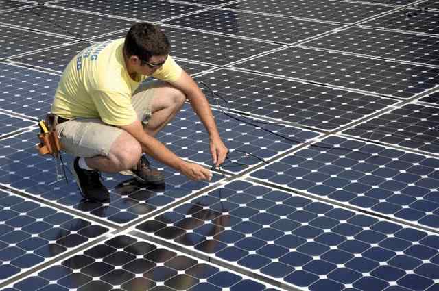 addetto che installa pannelli solari