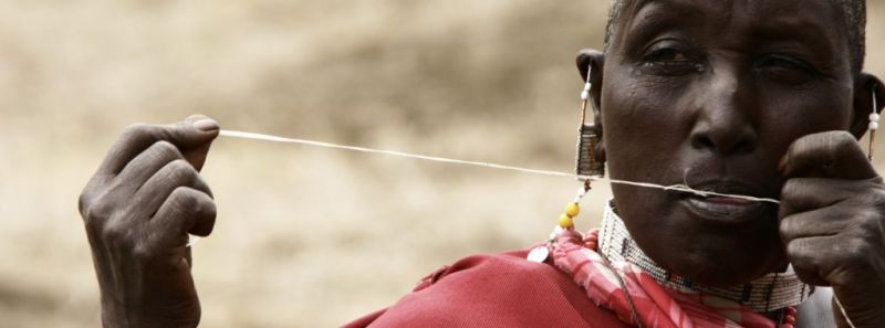 Donna maasai intenta a realizzare i gioielli
