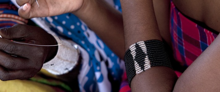 Donna maasai intenta nella lavorazione dei gioielli