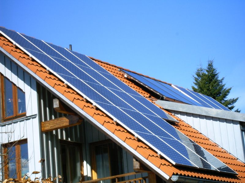 Un tetto fotovoltaico Un tetto fotovoltaico montato su un edificio