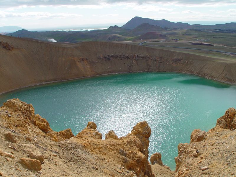 Il lago all'interno del cratere V&iacute;ti nell'area di Krafla