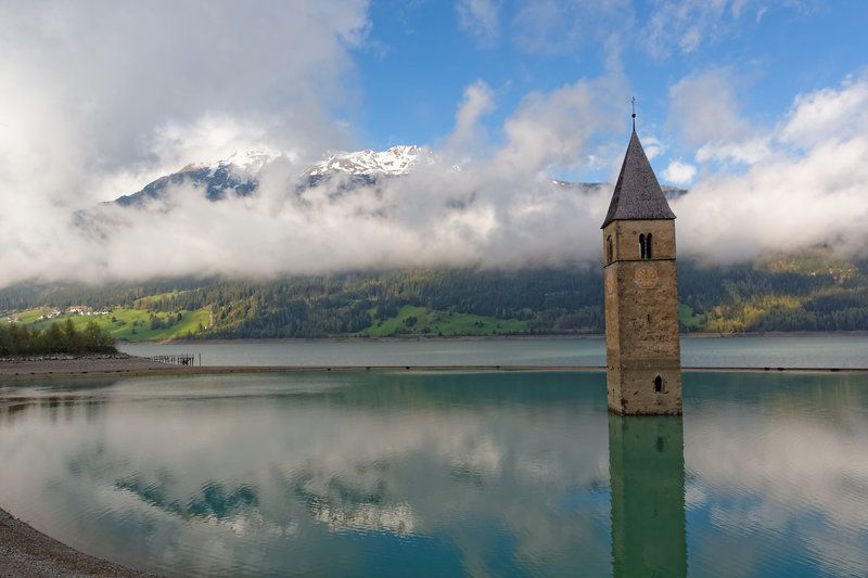 Il team dell'EURAC di Bolzano sta conducendo i propri esperimenti sul fotovoltaico galleggiante anche sul lago di Resia