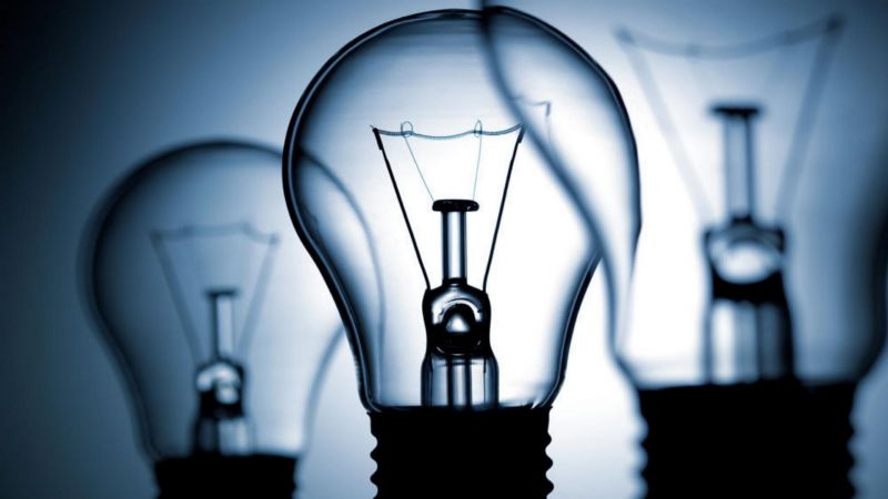 Secondo gli esperimenti di Yinger Jin, uan media di dieci nuotatori per dieci ore &egrave; in grado di accendere dieci lampadine da 100 W