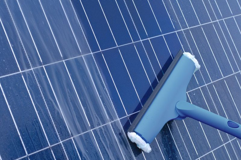 Pulizia pannelli solari Pulire i pannelli solari è di estrema importanza per evitare la riduzione del 25/30 % delle prestazioni